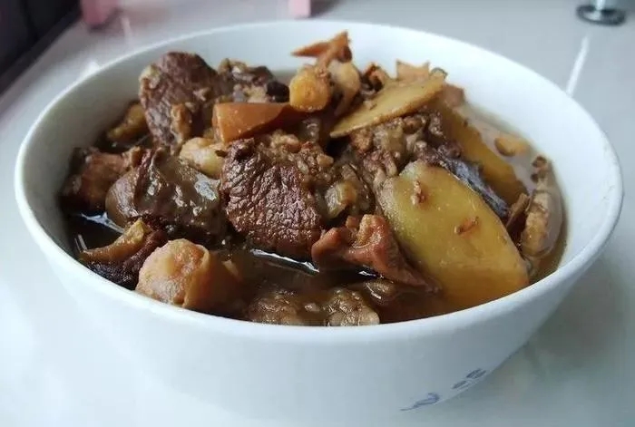 冬日又降溫，來(lái)一碗羊肉煮酒